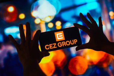18 Ekim 2022, Brezilya. Bu resimde, CEZ Group logosu bir akıllı telefon ekranında gösteriliyor