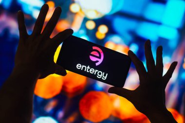 18 Ekim 2022, Brezilya. Bu resimde Entergy logosu akıllı telefon ekranında gösteriliyor.