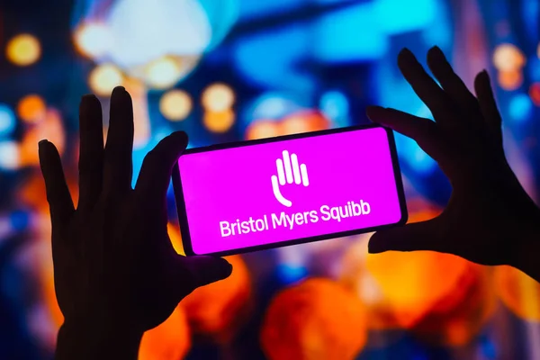 2022 브라질 삽화에서 브리스톨 마이어스 Bms 로고가 스마트폰 화면에 표시된다 — 스톡 사진
