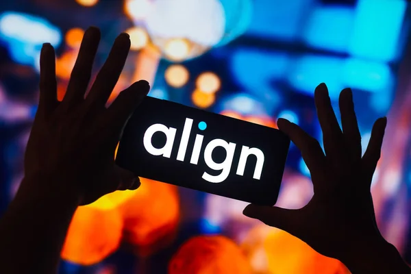 2022 브라질 Align Technology 로고는 스마트폰 화면에 표시됩니다 — 스톡 사진