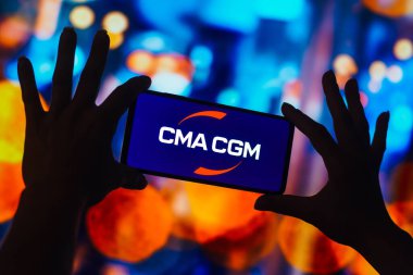 24 Ekim 2022, Brezilya. Bu resimde, CMA CGM S.A. logosu akıllı telefon ekranında gösterilir.