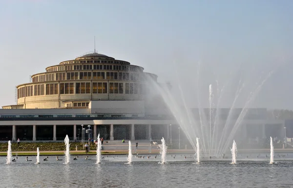 Fontána před centennial hall v wroclaw, Polsko — Stock fotografie