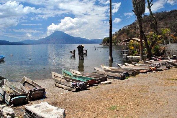 Fischerboote am atitlan See, Guatemala lizenzfreie Stockfotos