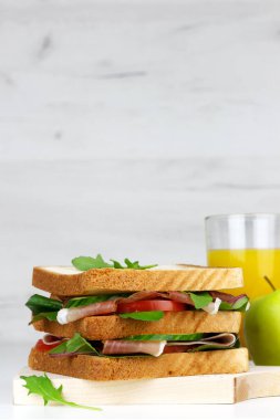 İspanyol jambonlu kulüp sandviçi ya da İtalyan jambonu, sebze ve yeşillik.