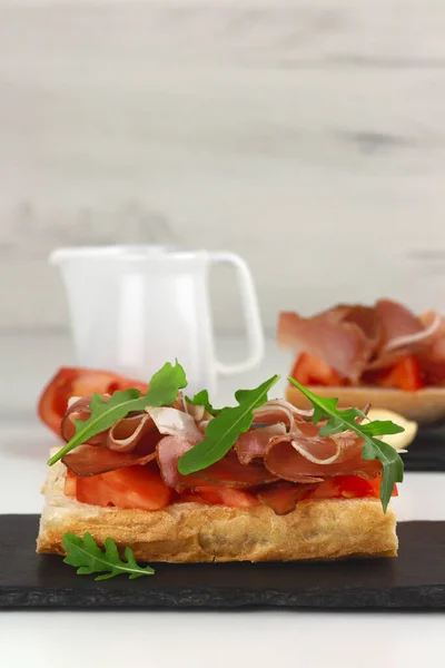İspanyol jambonu ya da İtalyan jambonu ve malzemeli bruschetta.