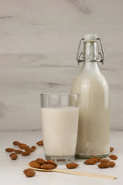 Láhev a sklenici s alternativním mandlovým mlékem a ořechy bez mléka. Bezlaktózový nápoj — Stock fotografie