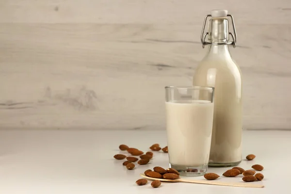 Een Fles Een Glas Met Alternatieve Zuivel Vrije Amandelmelk Noten — Stockfoto