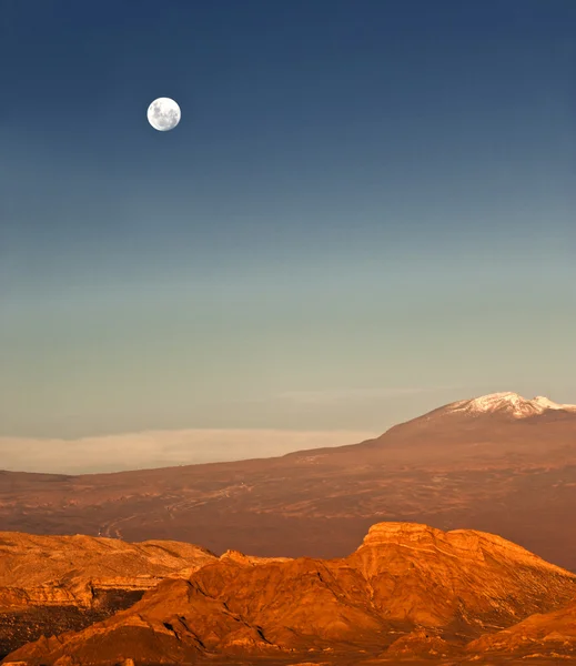 Pleine lune dans la vallée de la Lune, Atacama, Chili — Photo