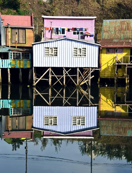 Palafito case sopra l'acqua a Castro, Chiloe, Cile — Foto Stock