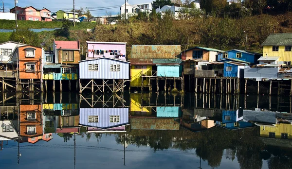 Palafito huizen boven het water in de chiloe, castro, Chili — Stockfoto