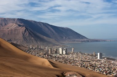 Iquique arkasında büyük bir kumul, kuzey Şili