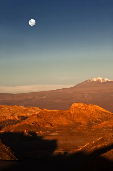 Pleine lune dans la vallée de la Lune, Atacama, Chili — Photo