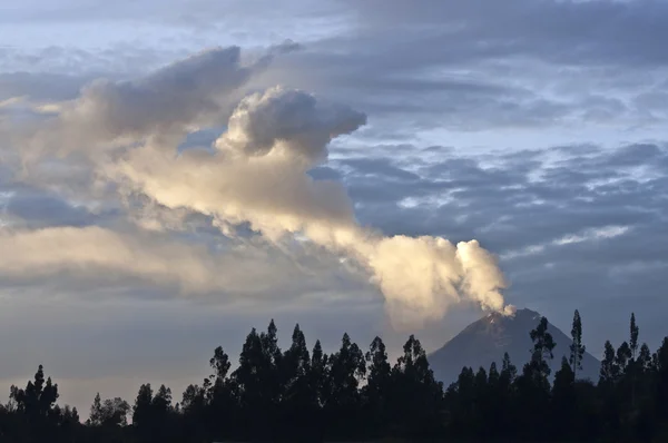 Eruption of a volcano Tungurahua in Ecuador — Stock Photo, Image