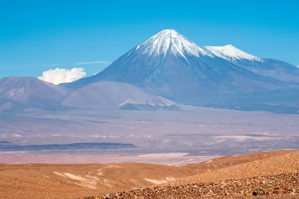 Wulkany licancabur i juriques, atacama, chile — Zdjęcie stockowe