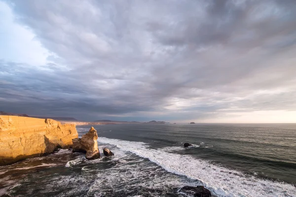 大教堂岩石形成、 秘鲁海岸线、 岩层在 — 图库照片