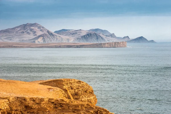 Peruánské pobřeží, skalní útvary na pobřeží, paracas národ — Stock fotografie