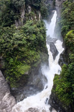 pailon del diablo - dağ nehir ve şelale Andes. b