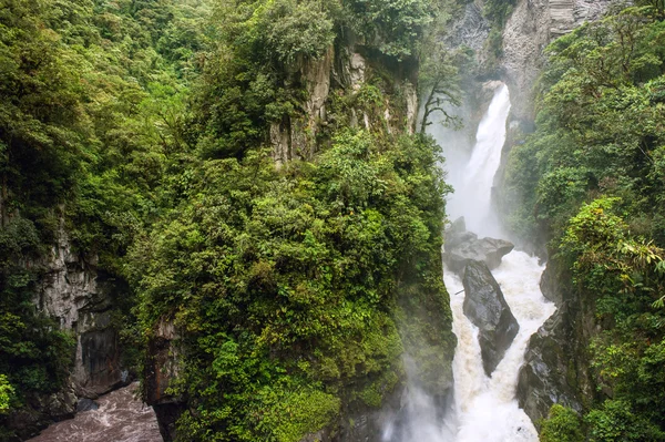 Pailon del diablo - berg rivier en de waterval in de andes. b — Stockfoto