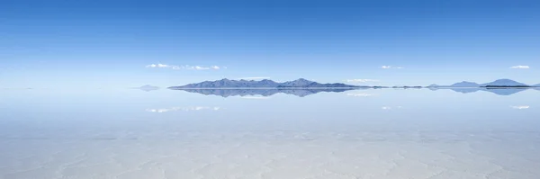 Salt lake Salar de Uyuni na Bolívia. A superfície é de cerca de 10.000 — Fotografia de Stock