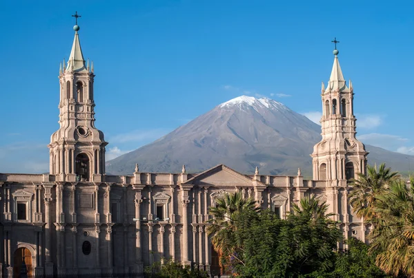 Вулкан Эль-Мисти выходит на город Арекипа на юге Перу — стоковое фото