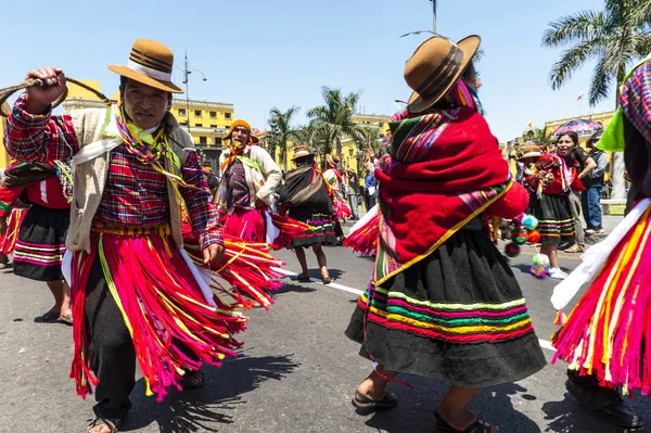 Indianen dansen in het plein plaza de armas in de historische cen — Stockfoto