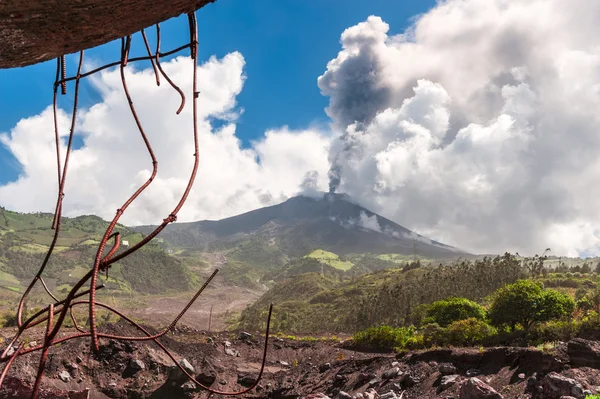 Ausbruch eines Vulkans tungurahua, Cordillera occidental der a — Stockfoto