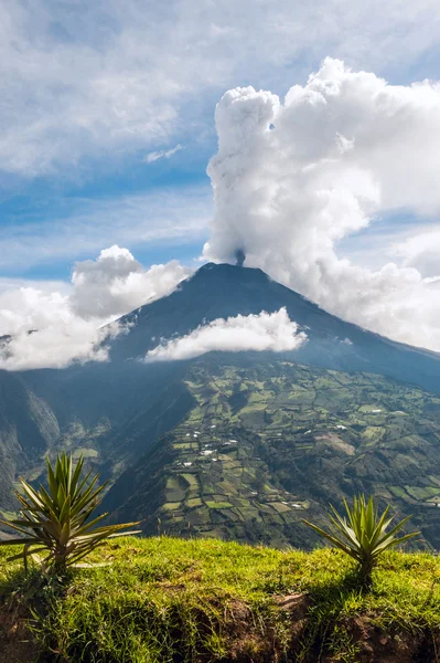 Erupção de um vulcão Tungurahua, Cordilheira Ocidental do — Fotografia de Stock