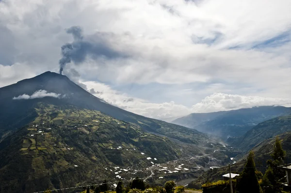 火山喷发的火山 tungurahua，科迪勒拉西方石油公司 — 图库照片