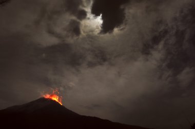 gece erüpsiyon. Volkan: Tungurahua, ecuador