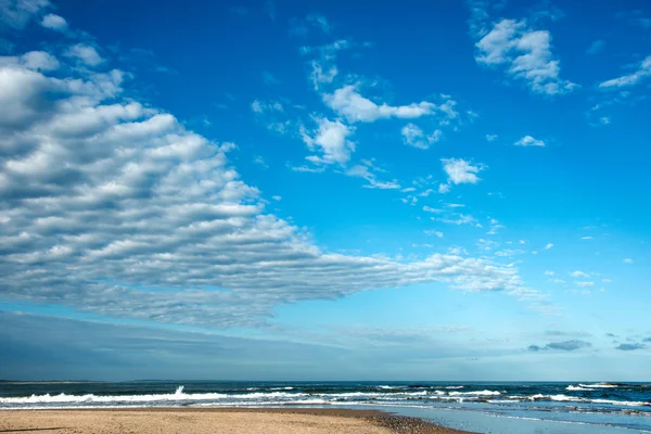Облака над известным пляжем Хосе Игнасио в Уругвае — стоковое фото