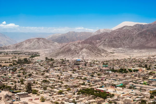 Grootste Duin in de wereld domineert de stad van nazca, peru — Stockfoto