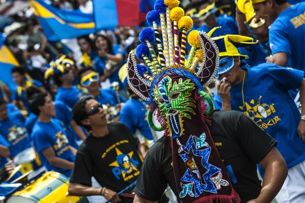 Dansers op een parade, dag van quito, ecuador — Stockfoto