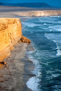 Peru kıyılarının, kaya oluşumları sahilinde paracas ulus