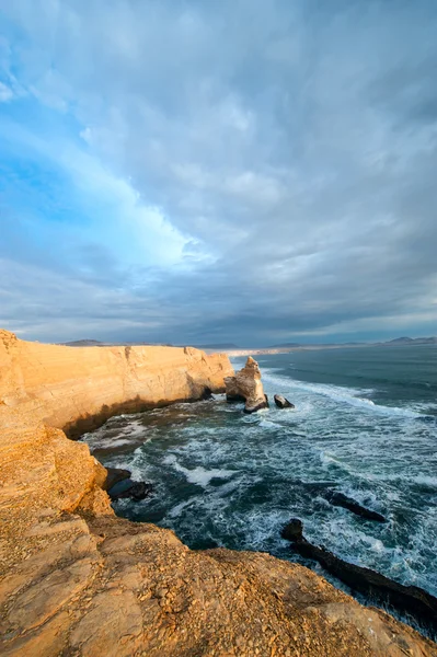 성당 바위 형성, 페루 해안선에 바위 — 스톡 사진