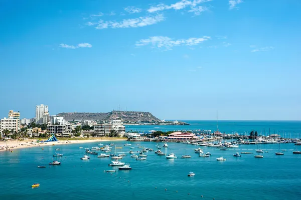 Praia de Salinas com prédios de apartamentos e clube de iates no Equador — Fotografia de Stock