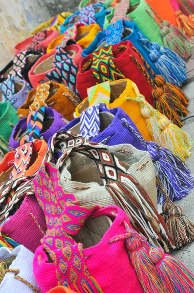Bolsas colombianas multicolores en un puesto de mercado en Cartagena — Foto de Stock