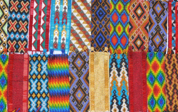 Kleurrijke Colombiaanse kralen armbanden op een marktkraam — Stockfoto