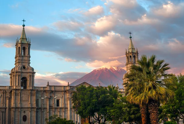 Volcán El Misti domina la ciudad de Arequipa en el sur de Perú — Foto de Stock