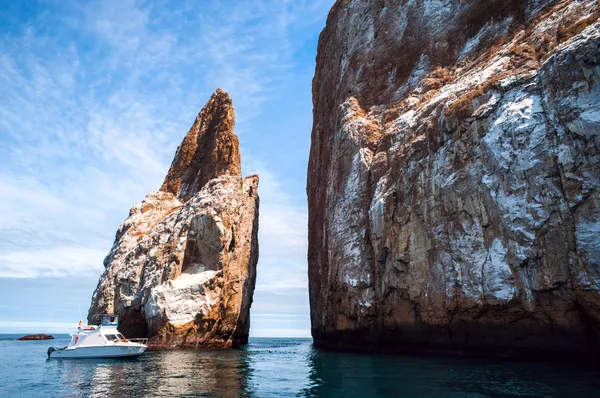 Cliff Kicker Rock, die Ikone der Taucher, der beliebteste Tauchgang, Galapagos — Stockfoto