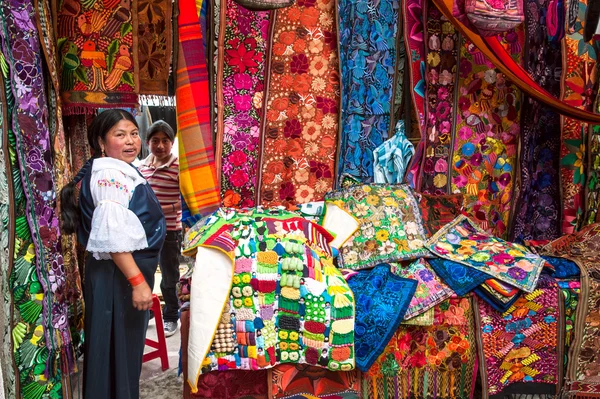 Femmes indiennes en vêtements nationaux vend les produits de son tissageles produits de son tissage — Photo