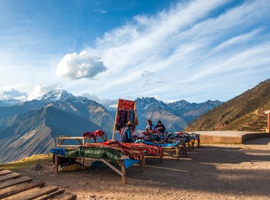 Peru'da nokta turizm ulusal giysileri içinde Hintli kadın