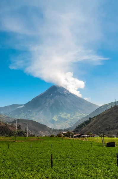 Uitbarsting van een vulkaan tungurahua, ecuador — Stockfoto