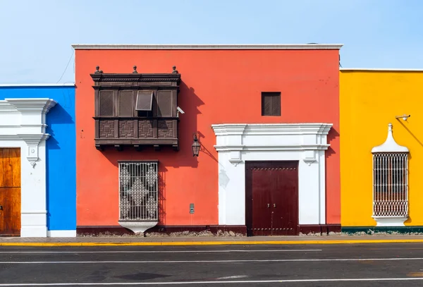 Traditionele stijl windows gevonden in trujillo, peru — Stockfoto