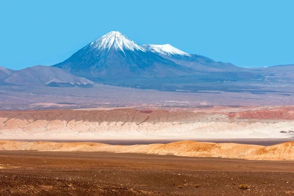 Volcanoes Licancabur and Juriques, Moon Valley, Atacama, Chile — Stock Photo, Image