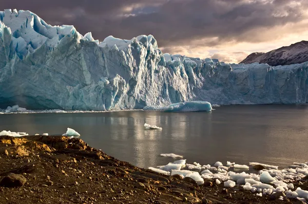 Erken sabah buzul perito moreno, Arjantin — Stok fotoğraf