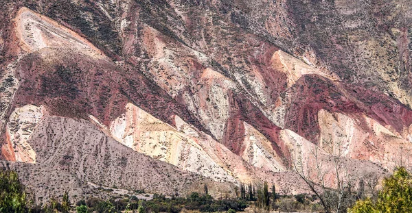Colorido valle de Quebrada de Humahuaca, centro de los Andes Altiplan — Foto de Stock