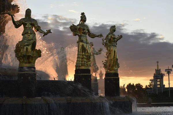 ロシアの日没時のモスクワ噴水 — ストック写真