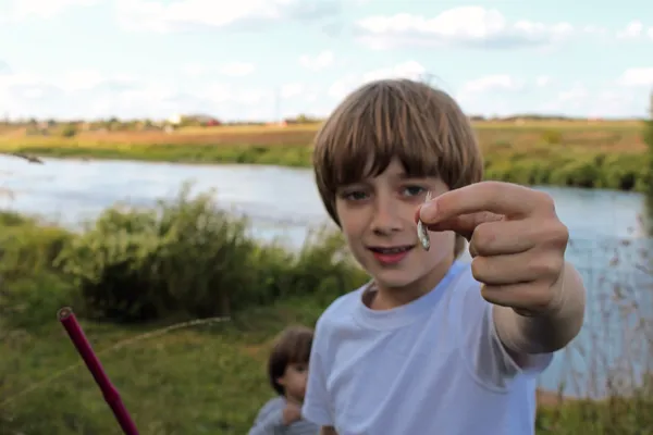 Kid coger el pescado —  Fotos de Stock