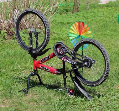 baş aşağı bisiklet