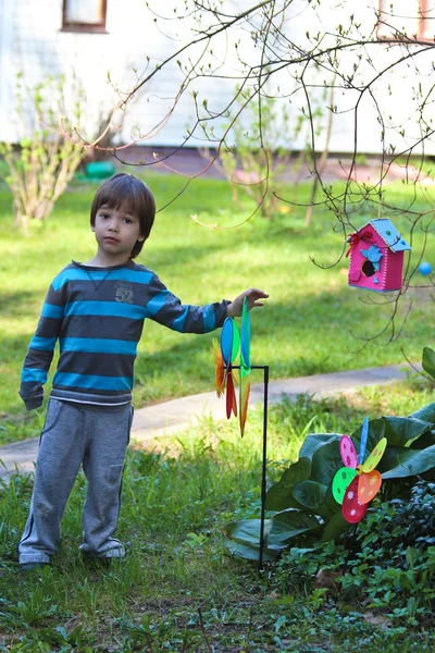 Niño en el jardín —  Fotos de Stock